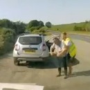 Un automobiliste sauve un homme qui s'étouffe sur le bord de la route