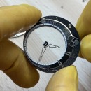 Les aiguilles d'une montre tournent sans mécanisme visible