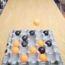 miniature pour Puissance 4 avec des balles de ping-pong et une boîte d'oeufs