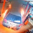 Un mécanicien met le feu à la voiture d'un client par accident