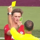 Un joueur de foot sort une carte Uno suite à un carton jaune