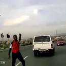 Un automobiliste percute un carjacker avec une arme