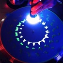 Un plateau tournant de disque vinyl luminescent