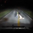 Un couple allongé sur la route dans le noir complet rencontre un camion