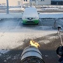 Enlever la neige de sa voiture avec un moteur d'avion