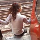 Une fille saute d'un train en marche et finit inconsciente