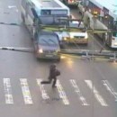 homme-evite-bus-sur-passage-pieton