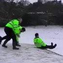 policiers-luge-bouclier