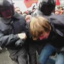 policiers-russes-enfermer-manifestant