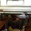 miniature pour Un homme fait des pompes avec une voiture