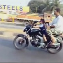 miniature pour Fille de 4 ans conduit son père à Moto