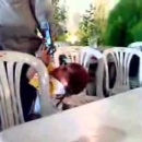 miniature pour Un bébé tire sur son père au pistolet