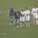 miniature pour Roberto Carlos signe un autographe en plein match