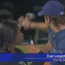 miniature pour Evan Longoria sauve une journaliste d'une balle de baseball