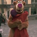 miniature pour Faire des calins à un ours dans la rue