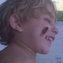 miniature pour Enfant qui joue avec une cigale dans sa bouche