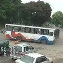 miniature pour Petite voiture évite un accident de bus