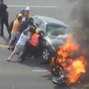 homme-sauve-voiture-feu