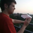 avion-papier-balcon-poubelle