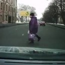 miniature pour Grand mère aux os solides se fait renverser par une voiture