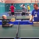 miniature pour Un bébé qui joue au ping pong avec son père
