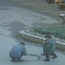 miniature pour Exploser une bouche d'égout avec un pétard
