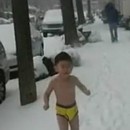 parents-courir-enfant-4-ans-nu-neige