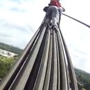 miniature pour De jeunes fous grimpent sur la structure d'un pont