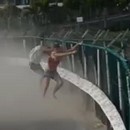miniature pour Une fille contre le souffle du réacteur d'un avion