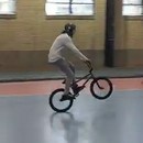 miniature pour Sauter au dessus de 2 vélos, en vélo.