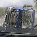 miniature pour Un camion se retourne et lui rentre dedans
