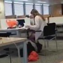 miniature pour Une fille regarde du porno à la bibliothèque
