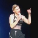 miniature pour Madonna montre un sein pendant son concert
