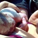 miniature pour Elle accouche dans la voiture sur le chemin de l'hôpital !