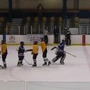 coach-hockey-fait-tomber-joueur-adverse