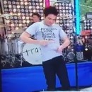 miniature pour Le chanteur de Train dédicace et donne son t-shirt