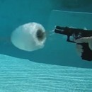 miniature pour Tirer avec un Glock 22 au ralenti sous l'eau