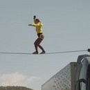 miniature pour Faith Dickey sur une corde entre 2 camions