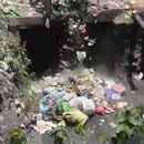miniature pour A Kathmandu la rivière sert de décharge