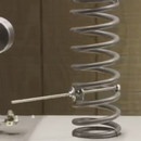 Une machine Rube Goldberg qui défie la gravité