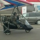 miniature pour Un deltaplane à moteur se ravitaille en essence