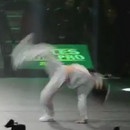 miniature pour Une fille de 6 ans qui gère en Breakdance