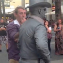miniature pour Un mec se fait frapper par une statue