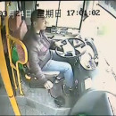 miniature pour Un lampadaire percute un chauffeur de bus