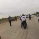 miniature pour Une moto force un barrage de police