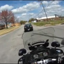 miniature pour Une moto de police poursuit une voiture