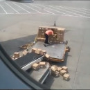 miniature pour Un transporteur de colis chinois négligeant à l'aéroport