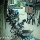 miniature pour Une petite fille tombe du 4ème étage en Chine