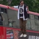 miniature pour Dynamo lévite près d'un bus londonien