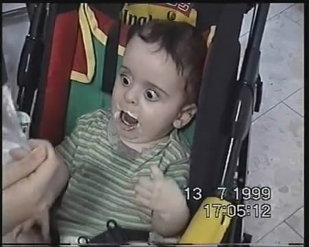 Un Bebe Qui A Tres Faim